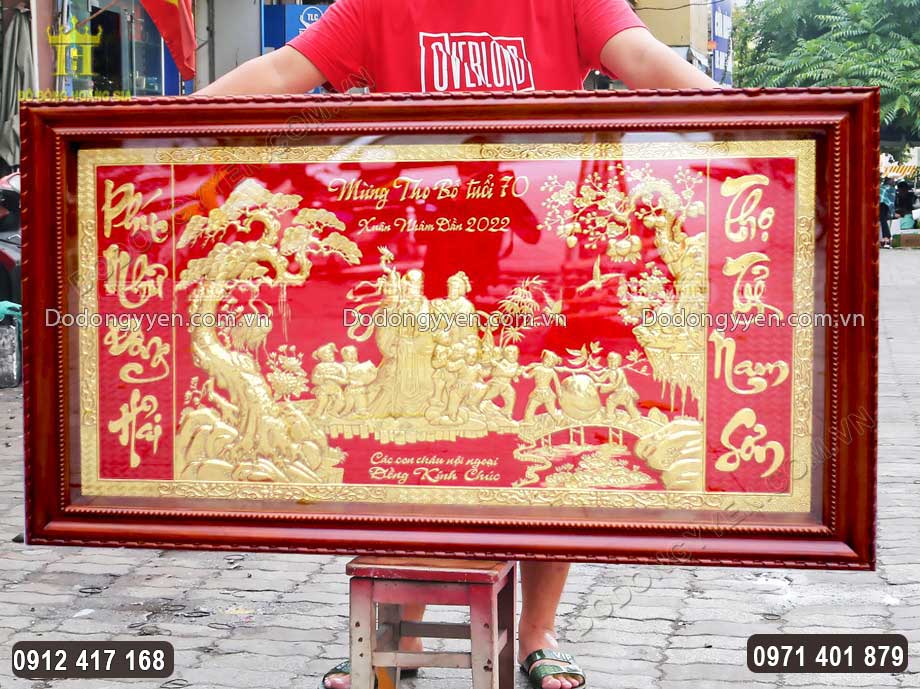 Bề mặt tranh được lắp k&iacute;nh chắn bảo vệ, gi&uacute;p ngăn bụi bẩn